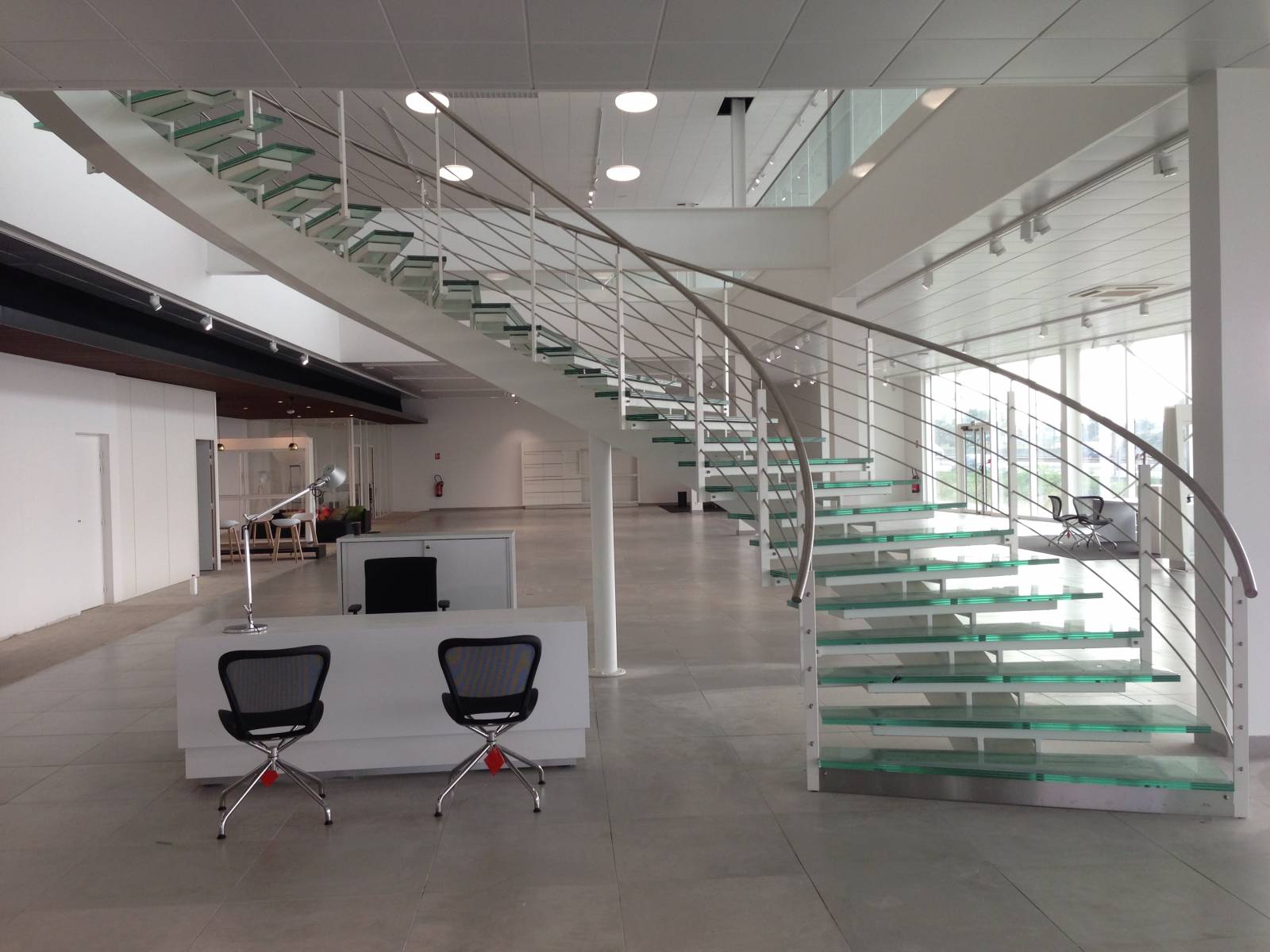 Conception d'un escalier en verre pour le showroom Volvo de Vénissieux